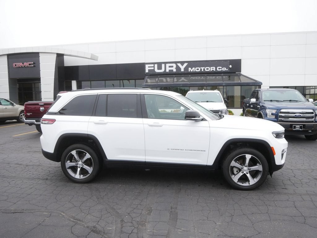 2024 Jeep Grand Cherokee Limited 4x4 in White — front three-quarter view